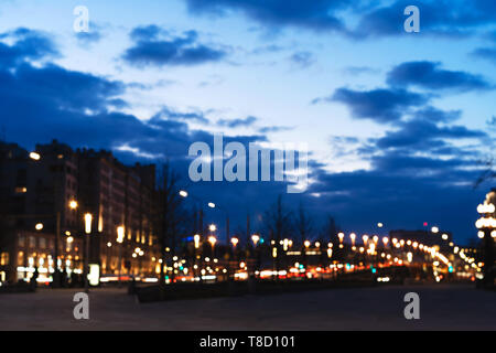 Résumé fond coloré de lumières de la ville floues avec effet de flou au crépuscule. Banque D'Images