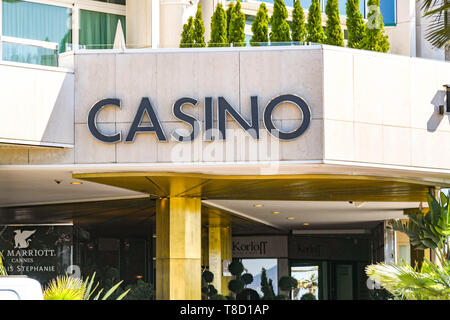 CANNES, FRANCE - Avril 2019 : Inscrivez-vous au-dessus de l'entrée au casino à l'hôtel JW Marriott sur la promenade de front de mer à Cannes. Banque D'Images