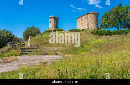 Ruines de la ville antique de Velia avec la mer en arrière-plan, près de Ascea, Cilento, Campanie, Italie. Banque D'Images