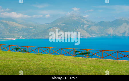 Vue panoramique à partir de Ciolandrea di Pianoro, près de San Giovanni a Piro. Le Cilento, Campanie, Italie. Banque D'Images