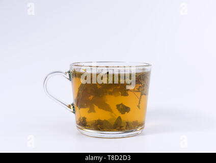 Green tisane dans une tasse transparente isolé sur fond blanc Banque D'Images