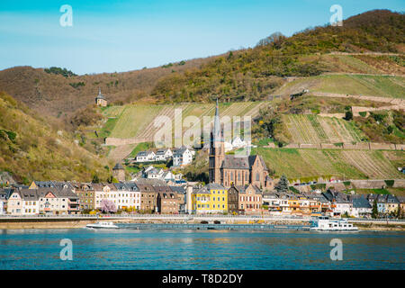 Belle vue sur la ville historique de Lorchhausen avec célèbre Rhin sur une journée ensoleillée avec ciel bleu au printemps, Rheinland-Pfalz, Allemagne Banque D'Images