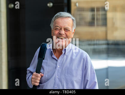 Disc Jockey légendaire, Tony Blackburn, arrive à la BBC Studios Banque D'Images