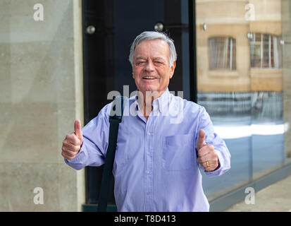 Disc Jockey légendaire, Tony Blackburn, arrive à la BBC Studios Banque D'Images