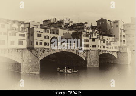 Le Ponte Vecchio, une pierre médiévale de tympan fermé arcs surbaissés de pont sur l'Arno, à Florence, Italie, a noté pour toujours des boutiques construites Banque D'Images