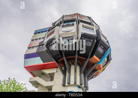 Le Bierpinsel (pinceau à bière) photographié de dessous, un bâtiment emblématique et original dans le quartier de Steglitz construit dans les années 1970, Berlin, Allemagne