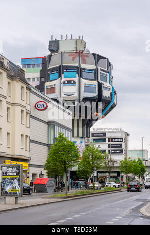 Le Bierpinsel brosse (bière), un bâtiment emblématique et inhabituelle dans le quartier Steglitz construit dans les années 1970, Berlin, Allemagne Banque D'Images