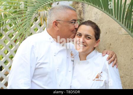 L'Espagne, Iles Canaries, Tenerife, province de Santa Cruz de Tenerife, Buenavista del Norte, El Aderno Pâtisserie, Pâtissiers Teobaldo Mendez Gonzalez et sa fille Ariana Banque D'Images