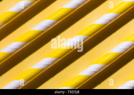 Rangée de tubes colorés, des rayures sur la télévision fond jaune, la photo en gros plan, Vue de dessus Banque D'Images