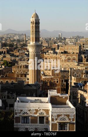 Le Yémen, Sana&# x2bd;un gouvernorat, Sanaa, vieille ville, classée au Patrimoine Mondial de l'UNESCO, l'architecture typique de la vieille ville, minaret au coucher du soleil Banque D'Images