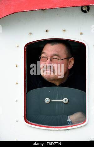 Le Groenland, côte ouest, la baie de Disko, Ilulissat icefjord, inscrite au patrimoine mondial de l'UNESCO qui s'est l'embouchure de la glacier Sermeq Kujalleq, les Inuits capitaine d'un vieux bateau de pêche transformés pour l'iceberg découverte et l'observation des baleines Banque D'Images