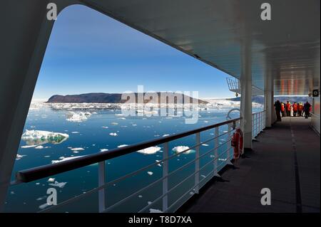 Le Groenland, côte ouest, la baie de Disko, l'Hurtigruten MS Fram, navire de croisière se déplace entre les icebergs dans la baie de Quervain Kangilerngata sermia, la sur la gauche et l'Eqip Sermia Glacier (Glacier Eqi) sur la droite Banque D'Images