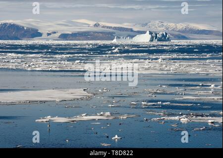 Le Groenland, côte nord-ouest, le détroit de Smith au nord de la baie de Baffin, morceaux de glace de la mer arctique et iceberg géant à l'arrière-plan vers la côte de l'île d'Ellesmere Banque D'Images