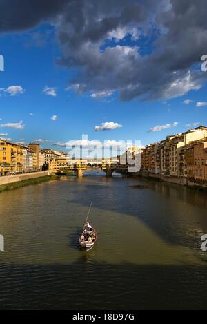 Italie, Toscane, Florence, le centre historique classé au Patrimoine Mondial de l'UNESCO, la piazza della Signoria, le Palazzo Vecchio, cinq cents Prix, le Salone dei Cinquecento, Toscane, Florence, le centre historique classé au Patrimoine Mondial par l'UNESCO, le Ponte Vecchio sur l'Arno Banque D'Images