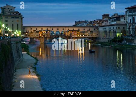 Italie, Toscane, Florence, le centre historique classé au Patrimoine Mondial par l'UNESCO, le Ponte Vecchio sur l'Arno Banque D'Images