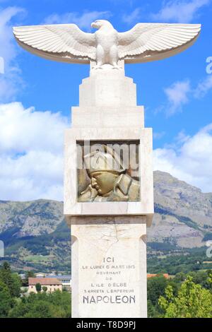 France, Hautes Alpes, Champsaur, Fare en Champsaur, RN85, monument commémorant l'arrêter dans le village de Napoléon à son retour de l'île d'Elbe en 1815 (à l'avenir la route Napoléon entre Grenoble et Gap ) Banque D'Images