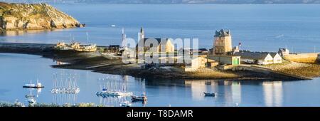 La France, le Parc Naturel Régional Armoric, Camaret-sur-Mer, Camaret sur Mer aperçu mondial des anciens bâtiments y compris la tour Vauban, classé au Patrimoine Mondial par l'UNESCO Banque D'Images