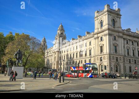 Royaume-uni, Londres, le Parlement européen statue à Churchill Gardens Square à l'angle de la rue du Parlement et Great Georges Street Rue Banque D'Images