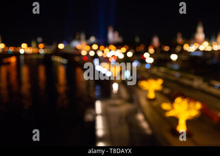 Résumé Les lumières de la ville historique. Fond urbain de flou artistique dans la nuit. Multicolore effet bokeh Banque D'Images