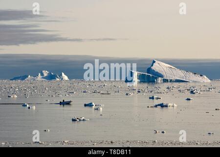 Le Groenland, côte ouest, icebergs géants dans la baie de Disko, Ilulissat off Banque D'Images