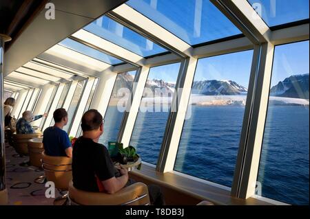 Le Groenland, côte nord-ouest, Murchison Sound au nord de la baie de Baffin, MS Fram navire Hurtigruten de cruse, regardant le Kissel Glacier sur l'île de Northumberland (Kiatak) à partir de la Chambre panoramique Banque D'Images