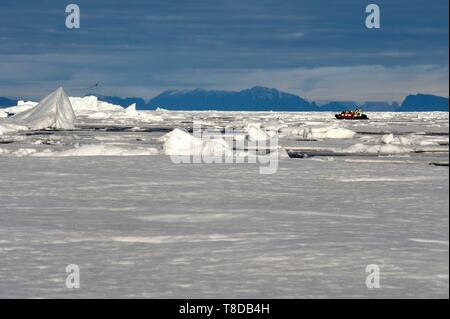 Le Groenland, côte nord-ouest, le détroit de Smith au nord de la baie de Baffin, morceaux de glace de la mer arctique et une exploration du zodiaque MS Fram navire Hurtigruten de cruse Banque D'Images