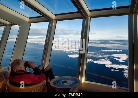 Le Groenland, côte nord-ouest, le détroit de Smith au nord de la baie de Baffin, MS Fram navire Hurtigruten de cruse, regardant la glace de mer arctique à partir de la Chambre panoramique Banque D'Images