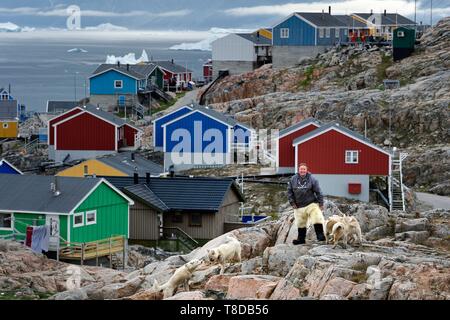 Le Groenland, côte ouest, Uummannaq, l'éleveur de chiens de traîneau Malti Suulutsun portant des pantalons à la peau d'ours Banque D'Images