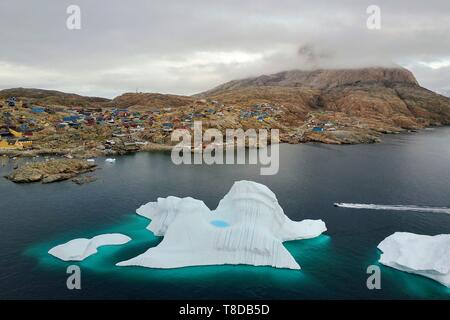 Le Groenland, côte ouest, la ville d'Uummannaq dominé par le Mont Uummannaq, iceberg, en face de la ville (vue aérienne) Banque D'Images