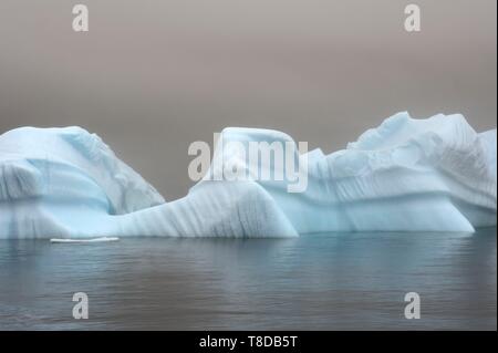 Le Groenland, côte ouest, l'île Disko, iceberg dans la brume off Qeqertarsuaq Banque D'Images