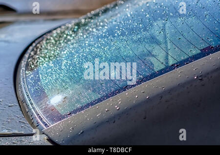 La lumière du soleil qui se reflète sur de minuscules gouttes de pluie, abandonnés par un orage d'été, sur une Ford Mustang GT Couple. Désembuage/dégivrage de lunette arrière est visible. Banque D'Images