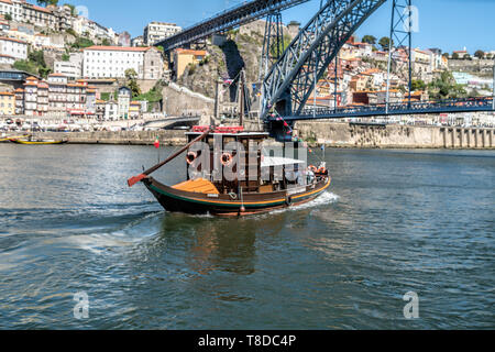 Porto Portugal - bateau sur le fleuve Douro et le Pont Dom Luis Banque D'Images