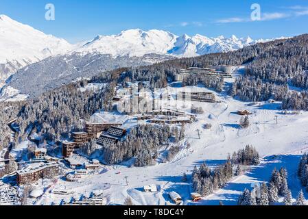 France, Savoie, massif de la Vanoise, la vallée de Haute Tarentaise, Les Arcs 1600, une partie de l'espace Paradiski, vue du Club Med et de la station de La Rosière (vue aérienne) Banque D'Images