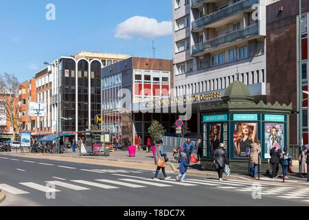 France, Hauts de Seine, Clichy, rue Martre, métro Mairie de Clichy Banque D'Images