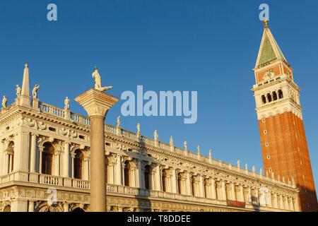 Italie, Vénétie, Venise classés au Patrimoine Mondial par l'UNESCO, quartier de San Marco, façade de la Libreria, Campanile Saint Marc et colonne avec la statue de Saint Théodore Banque D'Images