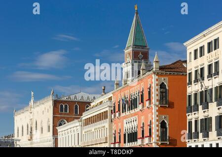 Italie, Vénétie, Venise classés au Patrimoine Mondial par l'UNESCO, quartier de San Marco, l'hôtel Danieli ancien palais Dandolo sur le quai, Schiavoni Palazzo Ducale (Palais) et de Dodge le campanile de San Marco sur la place Saint-Marc (Piazza San Marco) Banque D'Images