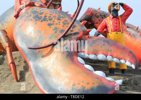 Canada, Nouveau-Brunswick, Acadie, comté de Westmorland, à Shediac (auto-proclamée capitale mondiale du homard), statue d'un pêcheur et d'un homard (le plus gros requin-taupe commun de ce crustacé) créé en 1990 Banque D'Images