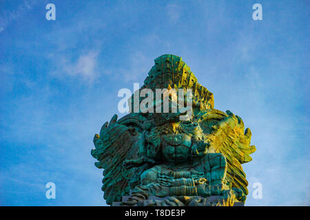 Photo de la statue de Garuda Bali comme monument avec ciel bleu en arrière-plan. Traditionnel balinais, symbole de la religion hindoue Banque D'Images