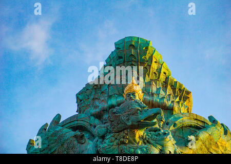 Photo de la statue de Garuda Bali comme monument avec ciel bleu en arrière-plan. Traditionnel balinais, symbole de la religion hindoue Banque D'Images