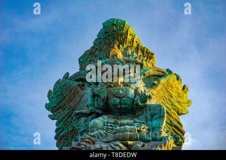 Photo de la statue de Garuda Bali comme monument avec ciel bleu en arrière-plan. Traditionnel balinais, symbole de la religion hindoue Banque D'Images