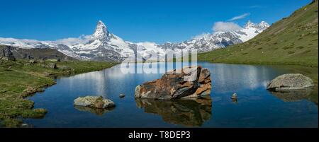 Suisse, Valais, Zermatt, non loin du sommet de la télécabine Blauherd, vue panoramique du lac de StellisÚe, miroir du Cervin Banque D'Images
