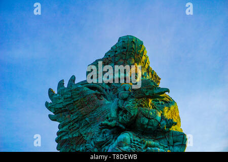 Photo de la statue de Garuda Bali comme monument avec ciel bleu en arrière-plan. Traditionnel balinais, symbole de la religion hindoue Banque D'Images