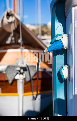 Yachts amarrés charching avec du carburant et l'électricité de Plaisance de Cannes, France Banque D'Images