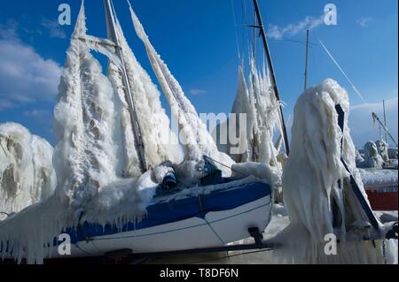 La Suisse, Canton de Vaud, Versoix, sur les rives du lac Léman, voiliers couvert de glace par temps très froid Banque D'Images