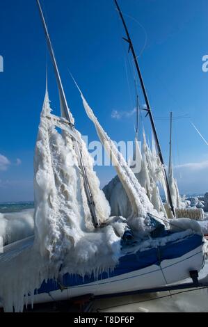 La Suisse, Canton de Vaud, Versoix, sur les rives du lac Léman, voiliers couvert de glace par temps très froid Banque D'Images