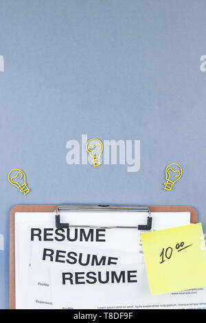 Creative Vue de dessus de bureau avec télévision lay résumé documents et smartphone avec copie espace sur fond bleu dans un style minimaliste. Concept de nouvel emploi, hirin Banque D'Images