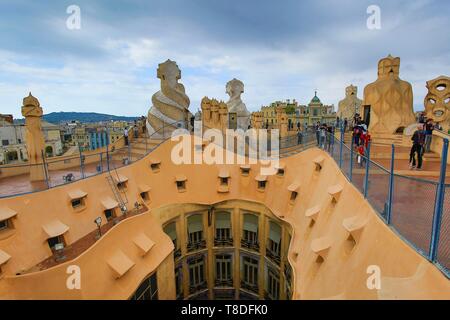 Espagne, Catalogne, Barcelone, &# x200b ;&# x200b;l'Eixample, La Pedrera (Casa Mila) de l'architecte Antoni Gaudi, classé Patrimoine Mondial par l'UNESCO, le toit et les cheminées Banque D'Images