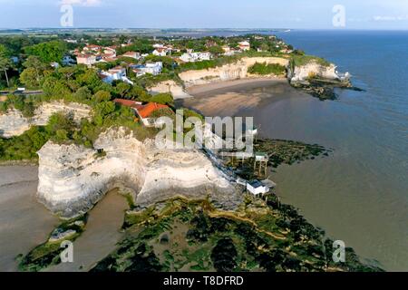 La France, Charente-Maritime, Saintonge, côte de Beauté, Royan, Meschers-sur-Gironde, falaises et habitations troglodytiques (vue aérienne) (vue aérienne) Banque D'Images