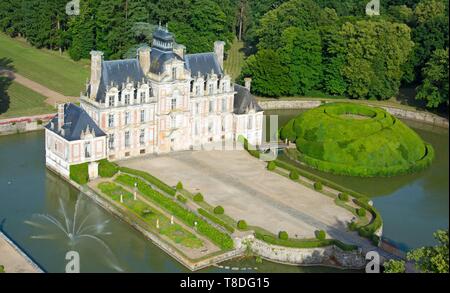 La France, l'Eure, le château de Beaumesnil, château avec Louis XIII typique de l'architecture, géré par Furstenberg Foundation (vue aérienne) Banque D'Images
