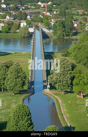 France, Loiret, Briare, le pont du canal de Briare (vue aérienne) Banque D'Images